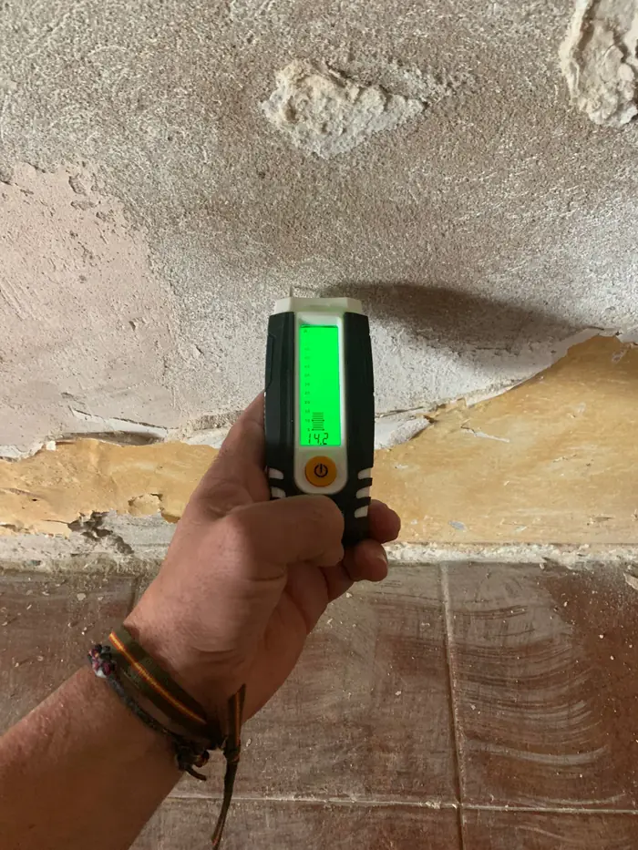 Detección de humedad antes de reformar un baño en Valencia